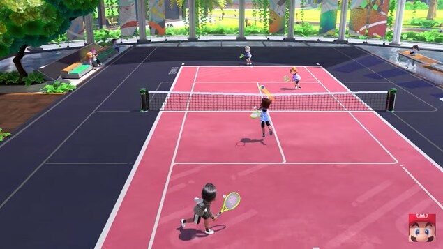 Des avatars s'échangent une balle sur un terrain de tennis dans un jeu vidéo. 