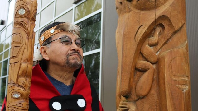 Le chef Earl Stephens (Sim’oogit Ni’isjoohl en langue Nisga'a).