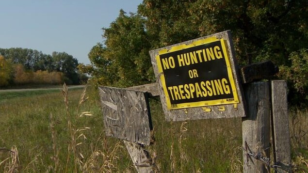 Pancarte No Hunting sur une barrière.