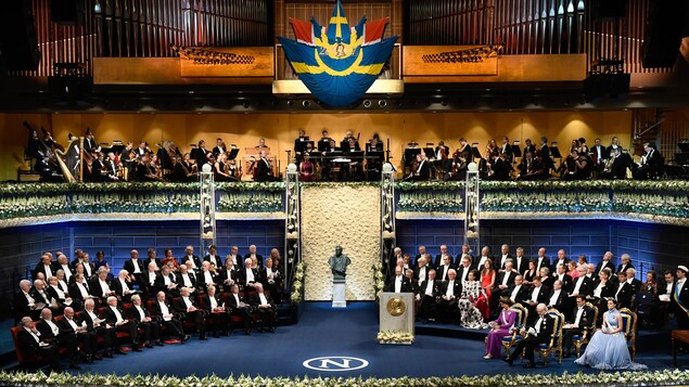 Les récipiendaires du prix Nobel reçoivent leur prix lors d'une cérémonie.