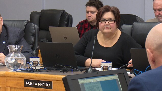 Noella Rinaldo écoute un présentateur lors d'une réunion du conseil municipal. Noella Rinaldo écoute un présentateur lors d'une réunion du conseil municipal.