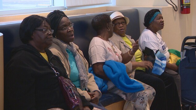 Un groupe de femmes noires dans une salle d'attente Un groupe de femmes noires dans une salle d'attente