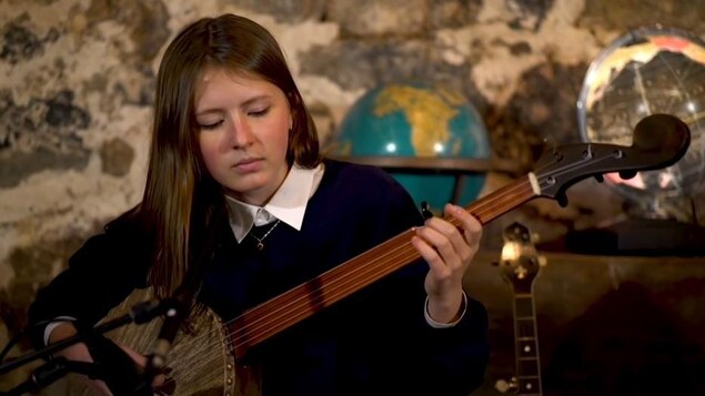 À 16 ans, une prodige du bluegrass met l’accent sur l’histoire africaine du banjo