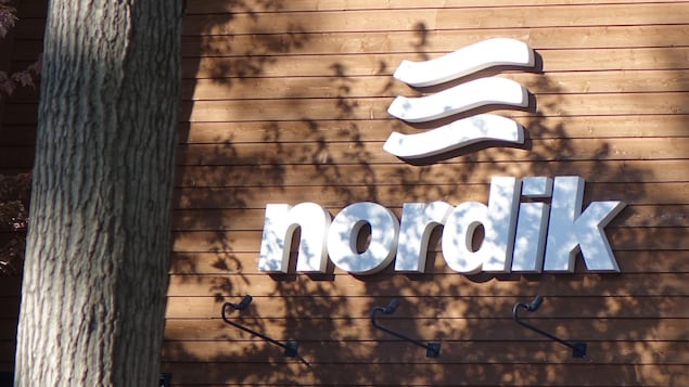 Le logo du Nordik sur un mur de bois.