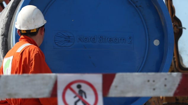 Un travailleur passe devant l'entrée du réseau Nord Stream.