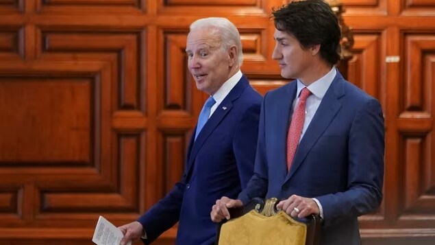 Magkatabing nakatayo sina Biden at Trudeau.