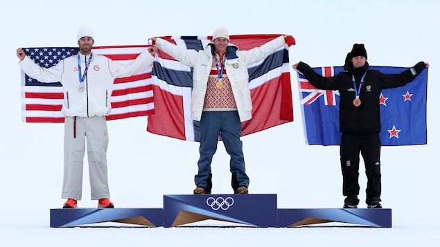 Le médaillé d'or Birk Ruud de l'équipe norvégienne au sommet du podium.