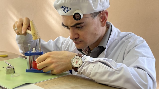 Xavier Giraudet tient des outils.