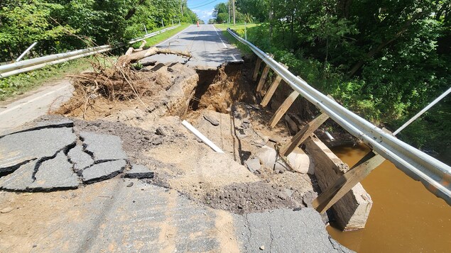 Una carretera dañada por las lluvias en Canadá.