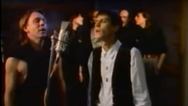 Paul Demers à droite et Robert Paquette à gauche dans la vidéo de la chanson « Notre place ». Paul Demers à droite et Robert Paquette à gauche dans la vidéo de la chanson « Notre place ».