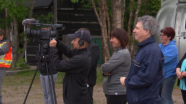 Des employés de NousTV à Baie-Comeau. Ils sont accompagnés du directeur général de NousTV Côte-Nord, Patrick Delobel. Des employés de NousTV à Baie-Comeau. Ils sont accompagnés du directeur général de NousTV Côte-Nord, Patrick Delobel.