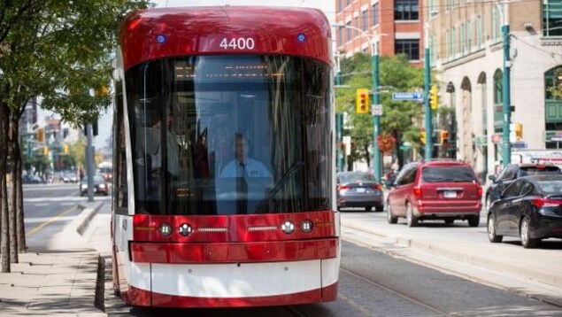 Un tramway circule rue Spadina, à Toronto.