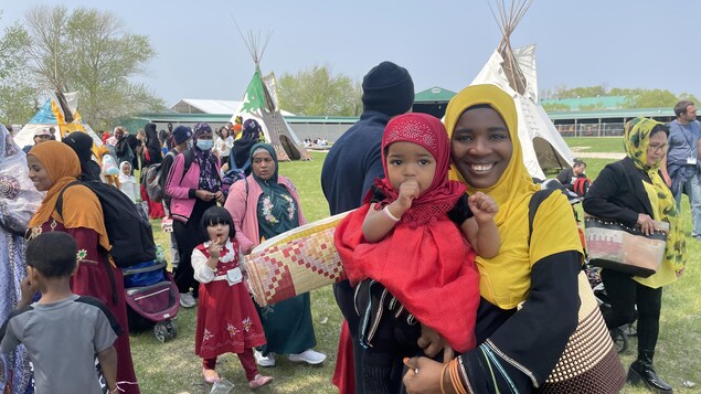 Newcomers learn about indigenous culture at the Manito Ahbee Festival in Winnipeg