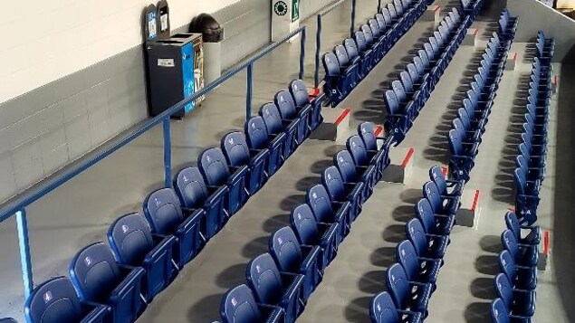 Les nouveaux bancs du Centre sportif de Saint-Pascal.