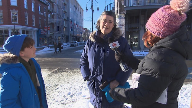 Katy Cloutier qui parle avec une citoyenne dans la rue