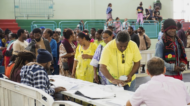 Les gens font la file pour voter.