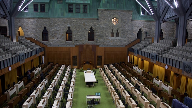 Les Deputes Federaux Recoivent Les Cles De Leur Nouvelle Chambre Des Communes Radio Canada Ca