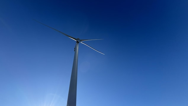 Une éolienne vu du dessous.