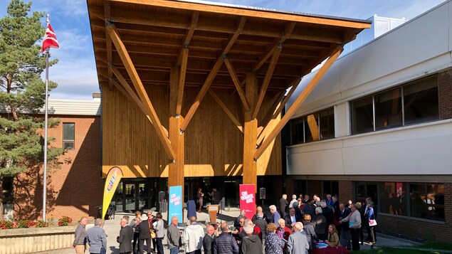 La nouvelle entrée, toute en bois, du Pavillon Ronald-Landry du Cégep de Rivière-du-Loup.