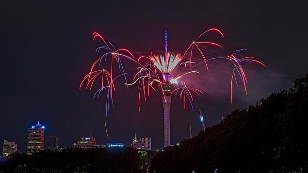La Sky Tower est illuminé grâce à des feux d'artifice. La Sky Tower est illuminé grâce à des feux d'artifice.