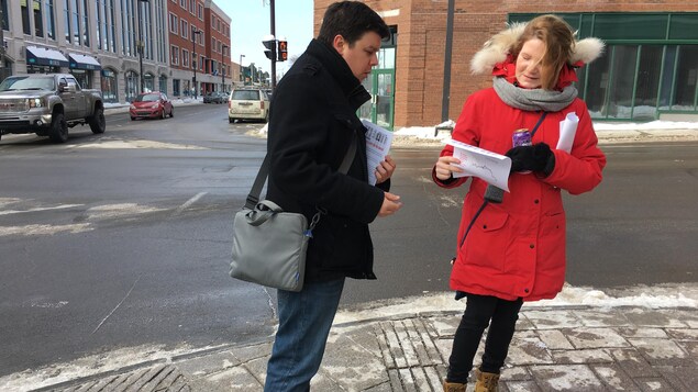 Le journaliste au Nouvelliste Louis-Simon Gauthier distribue des dépliants au centre-ville de Trois-Rivières pour la campagne « la presse écrite en danger ». Le journaliste au Nouvelliste Louis-Simon Gauthier distribue des dépliants au centre-ville de Trois-Rivières pour la campagne « la presse écrite en danger ».