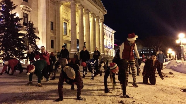 Le mouvement populaire considère chaque ville comme un grand terrain de jeux. Les leaders vont parfois ajouter à l’improviste une séance d’entraînement sur un autre site urbain. Le mouvement populaire considère chaque ville comme un grand terrain de jeux. Les leaders vont parfois ajouter à l’improviste une séance d’entraînement sur un autre site urbain.