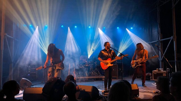 Le groupe sur scène