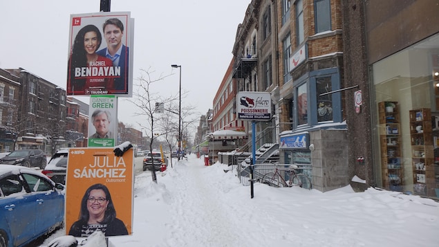 Des affiches électorales des candidats politiques peuvent être vues dans une rue commerciale d'Outremont.