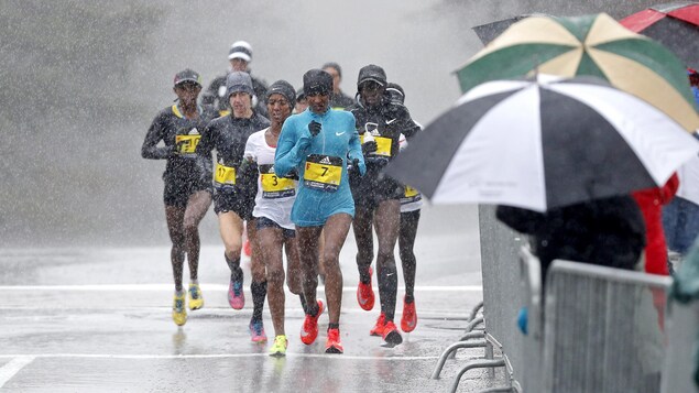La pluie, le froid et le vent ont ennuyé les participants du 112e marathon de Boston La pluie, le froid et le vent ont ennuyé les participants du 112e marathon de Boston