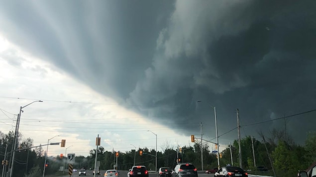 Un nuage gris au-dessus d'une rue d'Ottawa.