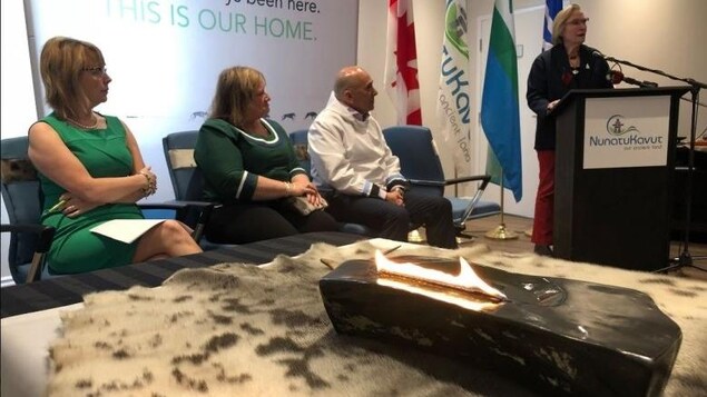 La ministre des Relations Couronne-Autochtones et des Affaires du Nord, Carolyn Bennett, annonce le début de discussions exploratoires entre le gouvernement fédéral et le Conseil de la communauté du NunatuKavut, au Labrador.