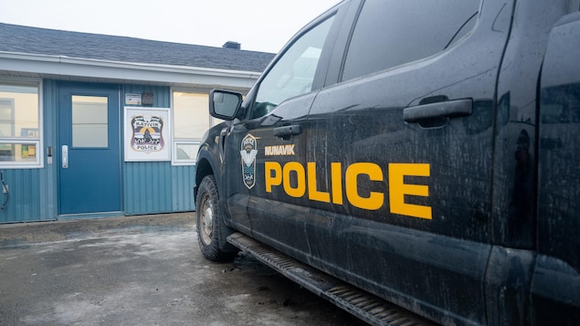 Une voiture de police avec l'emblème du corps policier le 5 novembre 2024.