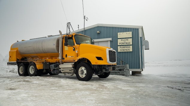 Un camion-citerne devant la station de pompage de Puvirnituq, le 19 mai 2025. 