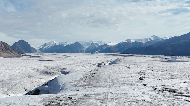 Une vue aérienne de montagnes et d'un glacier, dans l'Extrême-Nord du Nunavut, en juillet 2022.