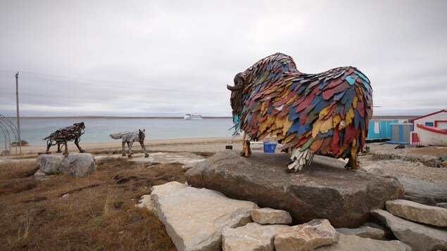 Une sculpture de boeuf musqué regarde vers l'horizon.