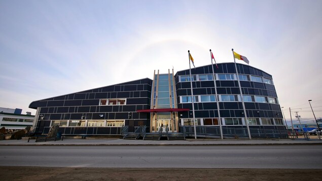 La façade extérieure de l'Assemblée législative.