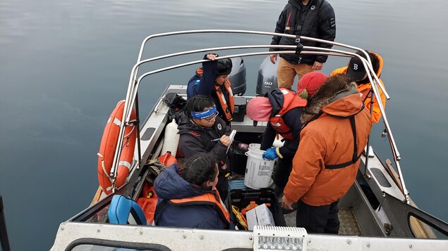 Des étudiants à bord d'un bateau, près d'Iqaluit, en septembre 2022.