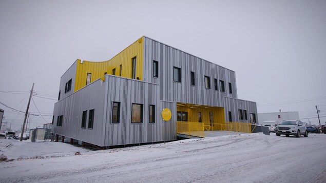 Un bâtiment gris et jaune fraîchement construit dans le centre-ville d'Iqaluit, le 30 novembre 2023.