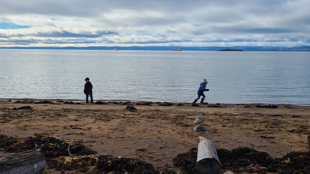 Des élèves de l'école Nanook sur la plage d'Apex, près d'Iqaluit, en septembre 2022.