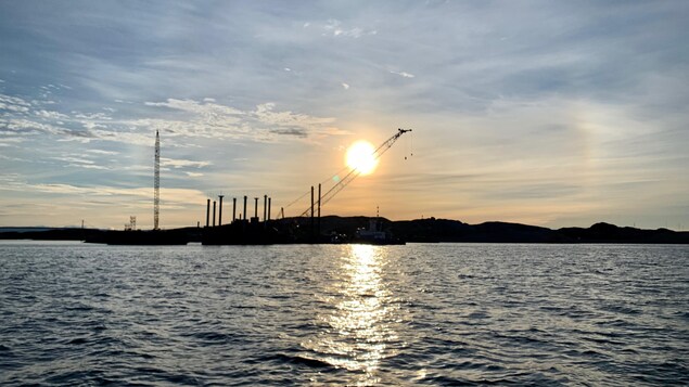 Une grue sur le chantier du port d'Iqaluit.