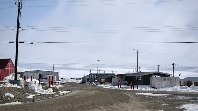 Une rue de Resolute Bay, au Nunavut, en juin 2022.