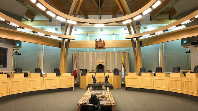 Sa loob ng chamber ng Legislative Assembly of Nunavut.