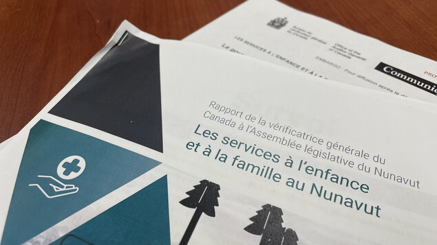 Image d'un document sur lequel est écrit Rapport de la vérificatrice générale du Canada à l'Assemblée législative du Nunavut et Les services à l'enfance et à la famille au Nunavut, le 30 mai 2023, à Iqaluit, au Nunavut.