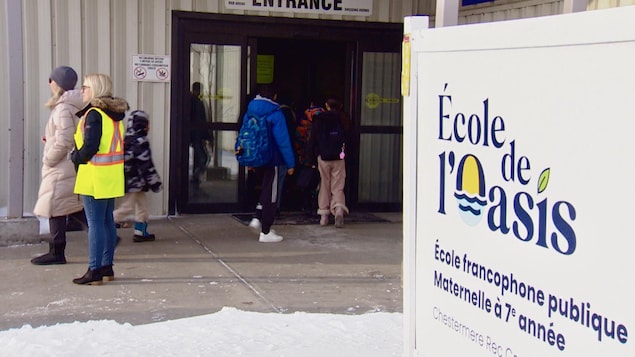 Des élèves marchent vers leur nouvelle école.