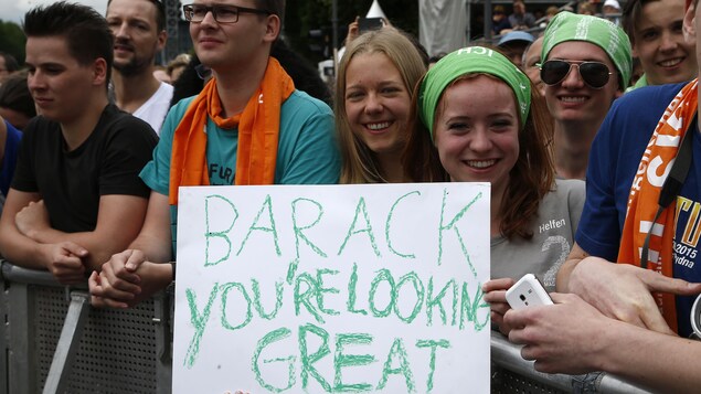 Des jeunes venus écouter Barack Obama alors qu'il participait à une discussion publique avec la chancelière allemande, Angela Merkel, à Berlin en mai dernier. Des jeunes venus écouter Barack Obama alors qu'il participait à une discussion publique avec la chancelière allemande, Angela Merkel, à Berlin en mai dernier.