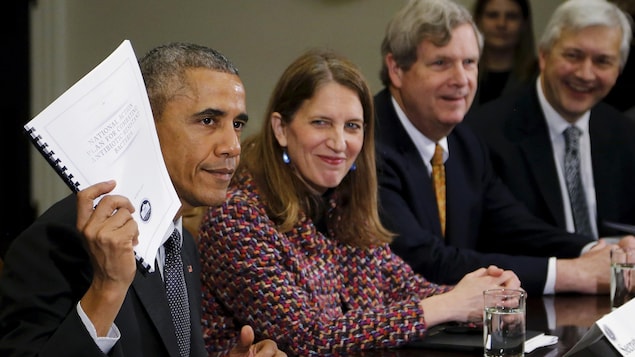 Barack Obama tient un document aux côtés du Secrétaire américain de la Santé, Sylvia Burell, du Secrétaire américain de l'Agriculture, Tom Vilsak, et de l'astrobiologiste, Christopher Chyba. Barack Obama tient un document aux côtés du Secrétaire américain de la Santé, Sylvia Burell, du Secrétaire américain de l'Agriculture, Tom Vilsak, et de l'astrobiologiste, Christopher Chyba.