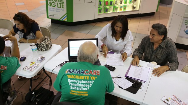 Un employé sert deux clients