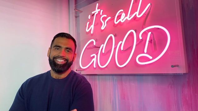 Close up shot ni Obby Khan nasa tabi niya ang sign na 'It's all good.'
