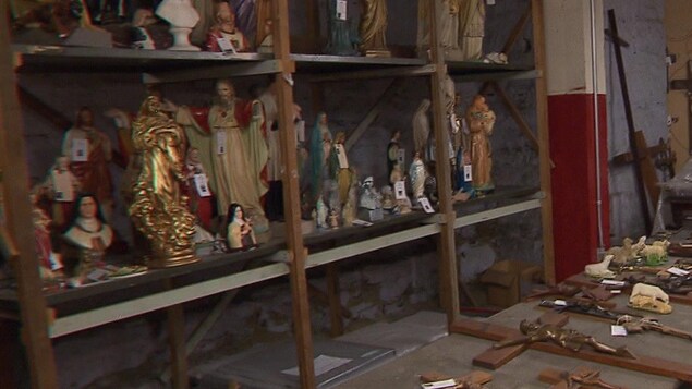 De nombreux objets liturgiques conservés dans une réserve du Diocèse de Montréal De nombreux objets liturgiques conservés dans une réserve du Diocèse de Montréal