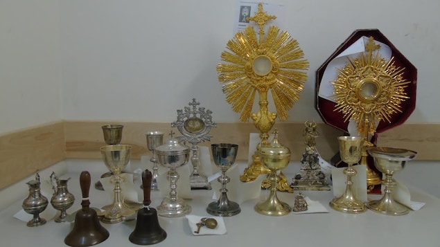 Différents objets religieux saisis par la police et exposés sur une table Différents objets religieux saisis par la police et exposés sur une table